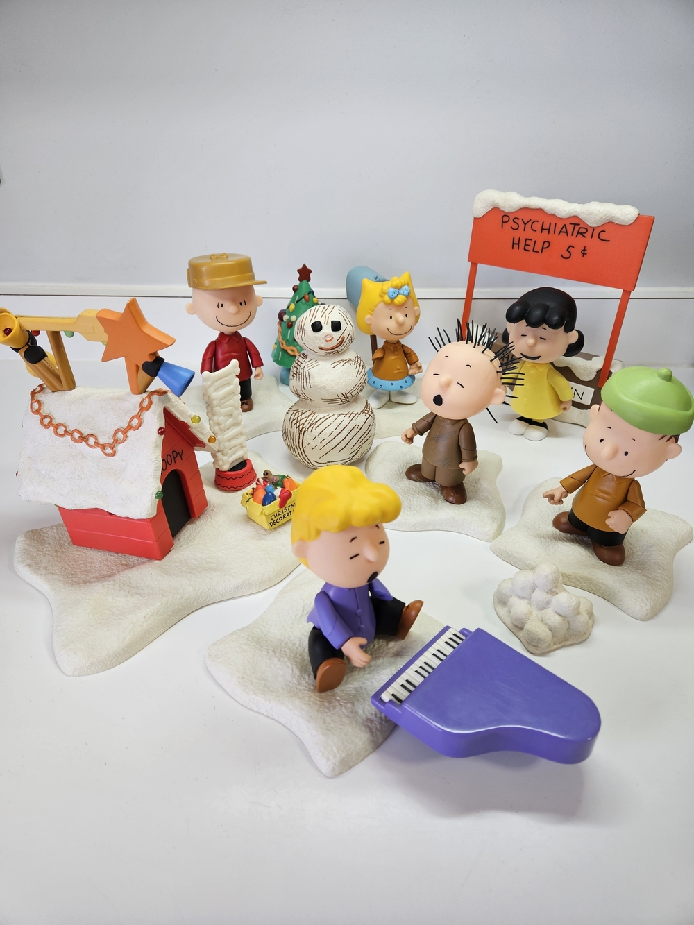 VINTAGE Memory Lane A Charlie Brown Christmas Peanuts Figures Winter Set 2003